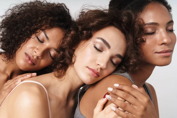 Porträtt Tre Unga Multietniska Kvinnor Kramas Tillsammans Isolerad Över Vit — Stockfoto