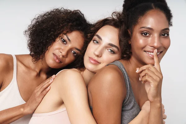 Retrato Três Mulheres Multiétnicas Lindas Mostrando Shh Dedo Enquanto Abraçando — Fotografia de Stock