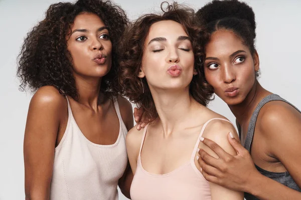 Retrato Morena Jovem Multirracial Mulheres Juntos Fazendo Beijos Rostos Isolados — Fotografia de Stock