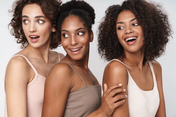 Retrato Três Mulheres Multiétnicas Encantadas Sorrindo Olhando Para Lado Isolado — Fotografia de Stock