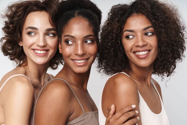 Retrato Três Encantadoras Mulheres Multiétnicas Sorrindo Olhando Para Lado Isolado — Fotografia de Stock