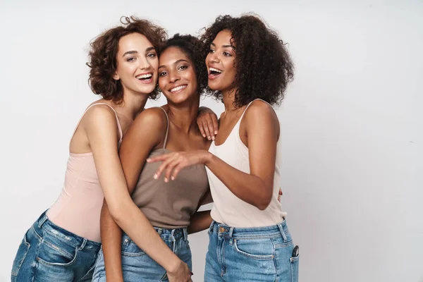 Retrato Tres Alegres Mujeres Multiétnicas Pie Riendo Juntas Aisladas Sobre —  Fotos de Stock