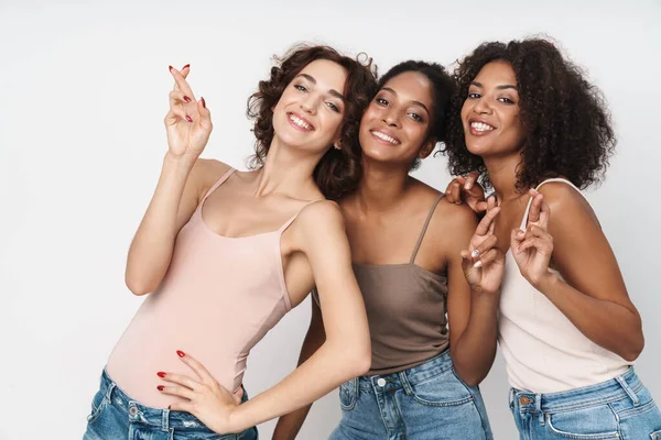 Retrato Três Belas Mulheres Multiétnicas Sorrindo Gesticulando Dedos Cruzados Isolados — Fotografia de Stock