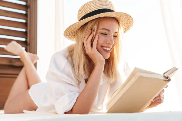 Image Smiling Blonde Woman Straw Hat Reading Book While Lying — Stock Photo, Image