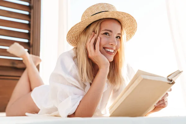 Image Smiling Blonde Woman Straw Hat Reading Book While Lying — Stock Photo, Image