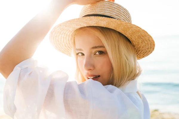 Image Charmante Femme Blonde Chapeau Paille Posant Regardant Caméra Sur — Photo