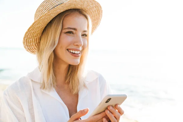 Imagen Una Mujer Rubia Alegre Usando Teléfono Móvil Mientras Está — Foto de Stock