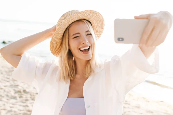 Imagem Mulher Feliz Sorrindo Tirando Foto Selfie Celular Enquanto Estava — Fotografia de Stock