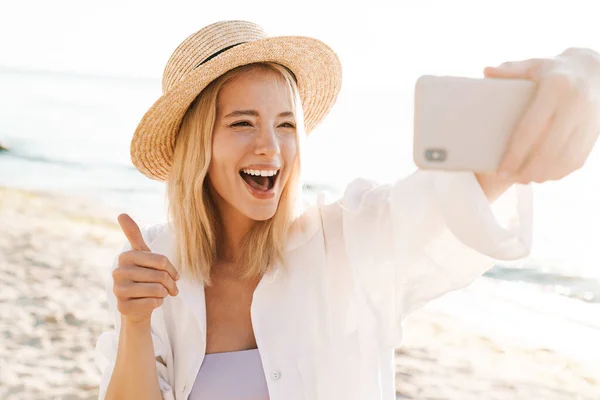 Imagen Una Mujer Feliz Mostrando Pulgar Hacia Arriba Tomando Selfie —  Fotos de Stock