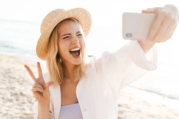 Imagem Mulher Animada Mostrando Sinal Paz Tirando Selfie Celular Enquanto — Fotografia de Stock