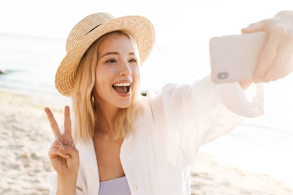 Imagen Una Mujer Feliz Mostrando Signo Paz Tomando Selfie Teléfono —  Fotos de Stock