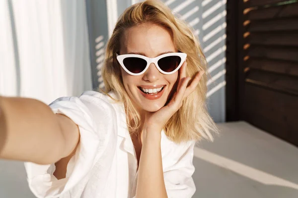 Imagem Mulher Feliz Sedutora Óculos Sol Sorrindo Enquanto Tira Foto — Fotografia de Stock