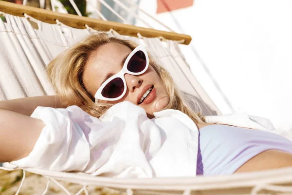 Εικόνα Της Γοητευτικής Ξανθιάς Γυναίκας Που Φοράει Γυαλιά Ηλίου Ξαπλωμένη — Φωτογραφία Αρχείου