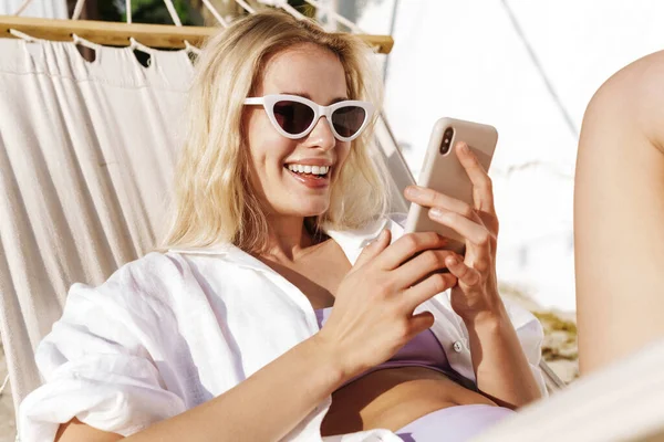 Imagen Mujer Sonriente Encantadora Usando Teléfono Celular Mientras Que Miente — Foto de Stock