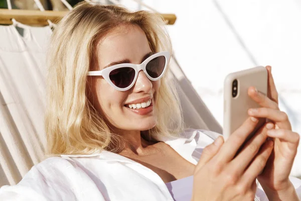 Imagen Mujer Sonriente Encantadora Usando Teléfono Celular Mientras Que Miente — Foto de Stock