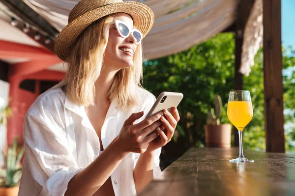 Immagine Affascinante Donna Gioiosa Che Sorride Usa Cellulare Mentre Beve — Foto Stock