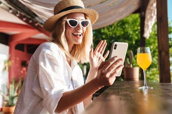 Immagine Affascinante Donna Gioiosa Che Agita Mano Mentre Prende Selfie — Foto Stock