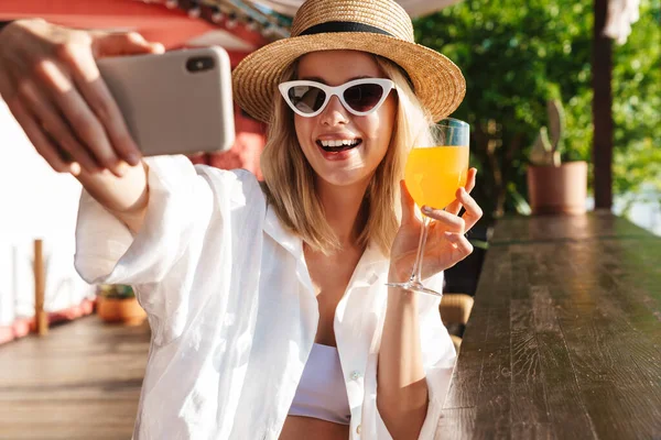 Imagem Encantadora Mulher Alegre Sorrindo Enquanto Toma Selfie Celular Enquanto — Fotografia de Stock