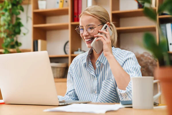 Image Smiling Young Businesswoman Talking Cellphone While Working Laptop Table — Stock Photo, Image