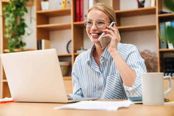 Image Smiling Young Businesswoman Talking Cellphone While Working Laptop Table — Stock Photo, Image
