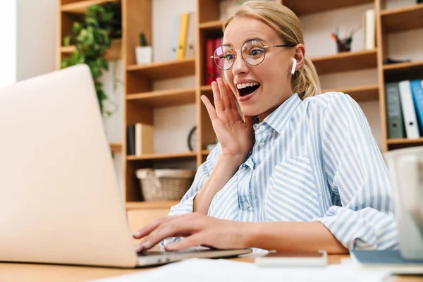 Imagem Mulher Encantada Usando Fones Ouvido Expressando Surpresa Trabalhar Com — Fotografia de Stock