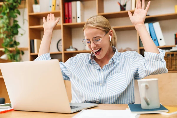 Imagem Mulher Loira Alegre Usando Fones Ouvido Dançando Enquanto Trabalhava — Fotografia de Stock