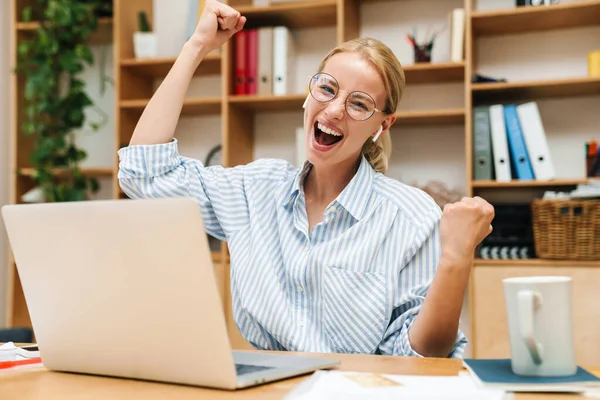 Imagen Una Mujer Rubia Alegre Usando Auriculares Haciendo Gesto Ganador — Foto de Stock