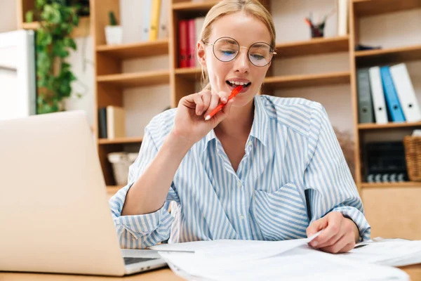 Imagem Mulher Loira Pensando Escrevendo Notas Enquanto Trabalhava Com Laptop — Fotografia de Stock