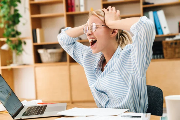 Image Displeased Blonde Woman Grabbing Her Head While Working Papers — Stock Photo, Image