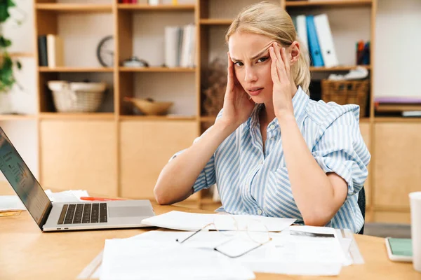 Immagine Donna Bionda Scontenta Con Mal Testa Usando Computer Portatile — Foto Stock