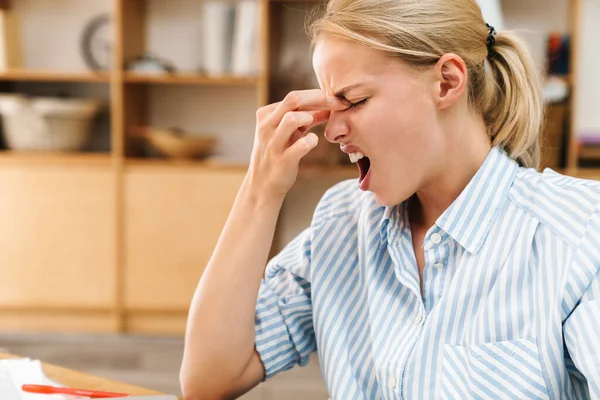 Image Unhappy Blonde Woman Headache Screaming While Working Table Office — Stock Photo, Image