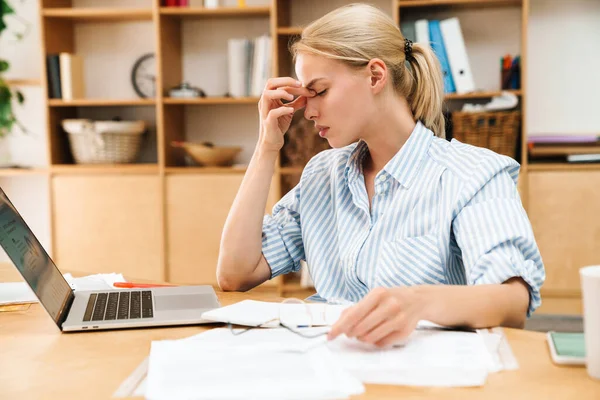 Image Unhappy Blonde Woman Headache Using Laptop While Working Table — Stock Photo, Image