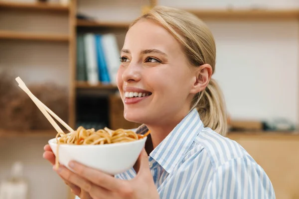 Bild Einer Fröhlichen Blonden Frau Die Asiatische Nudeln Isst Während — Stockfoto