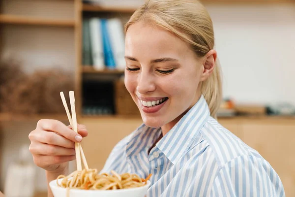 Bild Einer Fröhlichen Blonden Frau Die Asiatische Nudeln Isst Während — Stockfoto