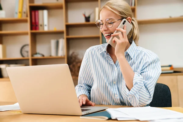 Imagem Empresária Atraente Alegre Falando Celular Enquanto Trabalhava Com Laptop — Fotografia de Stock