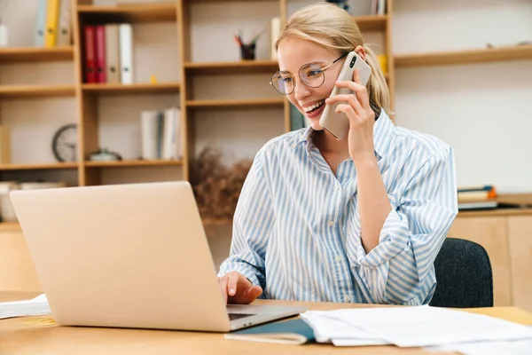 Image Joyful Attractive Businesswoman Talking Cellphone While Working Laptop Table — Stock Photo, Image
