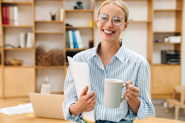 Imagem Mulher Atraente Alegre Óculos Bebendo Café Enquanto Posando Com — Fotografia de Stock