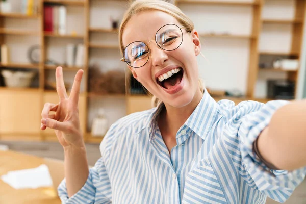 Imagen Una Mujer Alegre Atractiva Haciendo Gestos Señal Paz Mientras — Foto de Stock