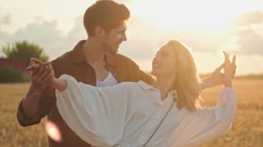 Gülümseyen bir çift olarak tarlada yürürken iyi eğlenceler.