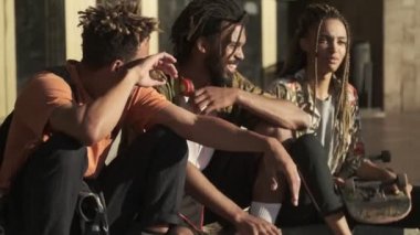 Genç ve mutlu bir Afrikalı arkadaş grubu dışarıda birbirleriyle konuşuyorlar.