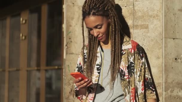 Jeune Fille Africaine Heureuse Écoutant Musique Avec Des Écouteurs Extérieur — Video