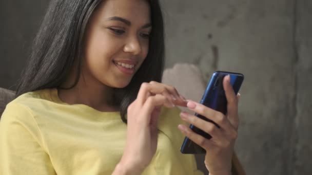 Молода Досить Позитивна Жінка Використовує Мобільний Телефон Вдома — стокове відео
