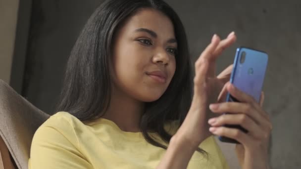 Молода Позитивна Жінка Використовує Мобільний Телефон Вдома — стокове відео