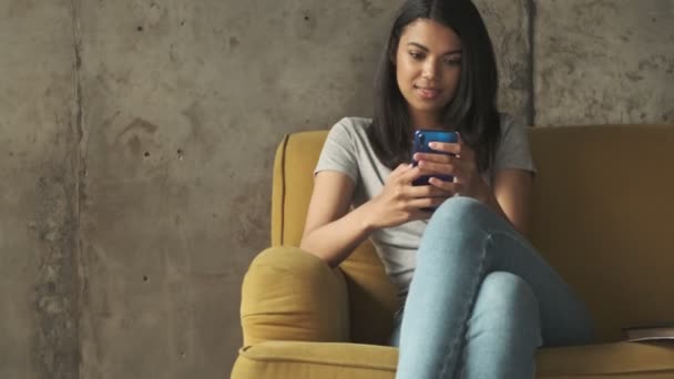 Młoda Całkiem Pozytywna Kobieta Używająca Telefonu Komórkowego Domu — Wideo stockowe