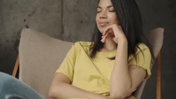 Jovem Pensando Positivo Mulher Sentado Dentro Casa — Vídeo de Stock