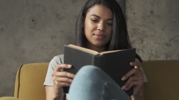 Mladá Optimistická Žena Čte Doma Knihu — Stock video