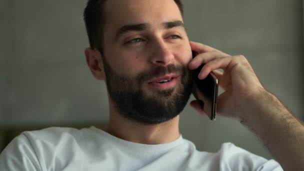 Jeune Homme Joyeux Joyeux Assis Maison Tout Parlant Par Téléphone — Video