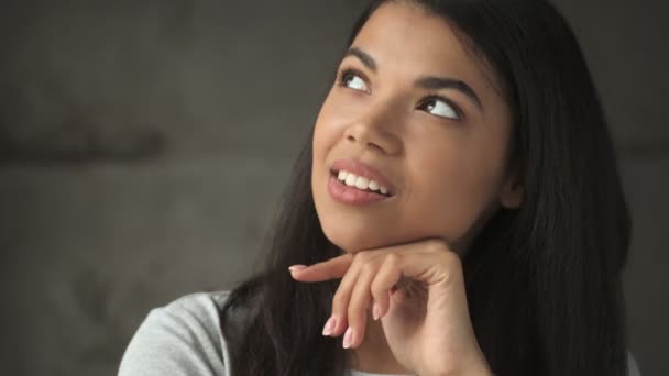 Mujer Joven Pensando Posando Casa — Vídeos de Stock