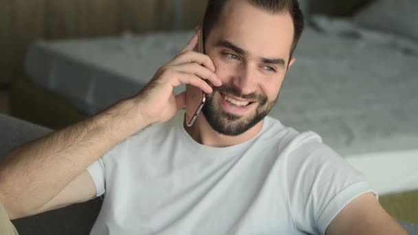 Mladý Optimistický Muž Sedí Doma Mluví Mobilním Telefonem — Stock video