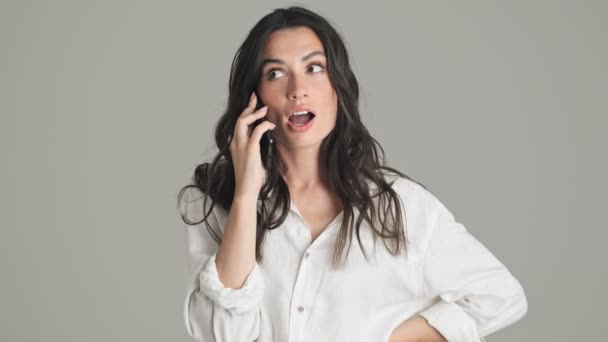 Una Bella Giovane Donna Sta Parlando Telefono Piedi Isolato Sfondo — Video Stock